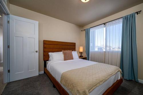 1 dormitorio con cama y ventana grande en Elegance: Your Urban Retreat in Salt Lake City, en South Salt Lake
