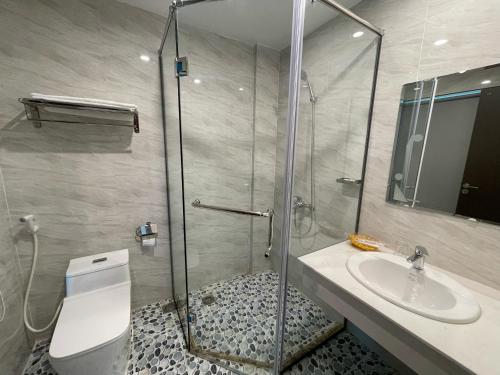 un bagno con doccia, WC e lavandino di Thanh Phúc Hotel a Dong Hoi