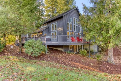una grande casa con portico e balcone di Lazy Bear Lodge · Spacious 6BR Lodge with Chef's Kitchen, Hot Tub, Golf Views and more a Mount Hood Village