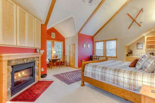 1 dormitorio con 1 cama y chimenea en Lazy Bear Lodge · Spacious 6BR Lodge with Chef's Kitchen, Hot Tub, Golf Views and more, en Mount Hood Village