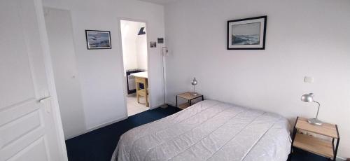 - une petite chambre avec un lit et un couloir dans l'établissement Port du Crouesty Cap'Océan - maeva Home - Appartement 2 pièces 4 personnes - Sélection MAE-1318, à Arzon