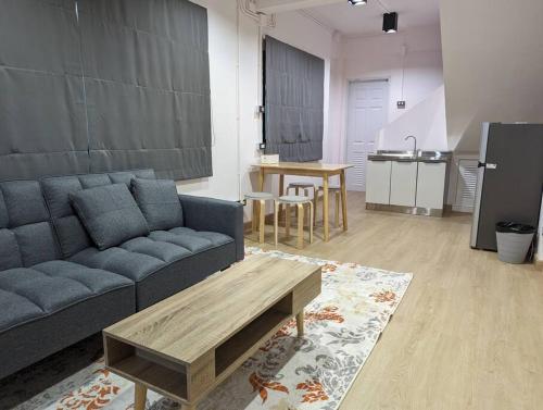 Η κουζίνα ή μικρή κουζίνα στο Cloud9 Hometel - Entire House 3BR 170m to BTS Private Quiet & Comfy