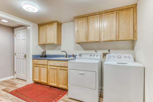 A kitchen or kitchenette at Lazy Bear Lodge · Spacious 6BR Lodge with Chef's Kitchen, Hot Tub, Golf Views and more