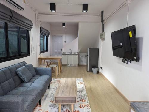 Μια τηλεόραση ή/και κέντρο ψυχαγωγίας στο Cloud9 Hometel - Entire House 3BR 170m to BTS Private Quiet & Comfy