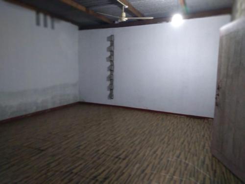 una habitación vacía con una pared blanca y una escalera en Nihal Lodge, en Pottuvil