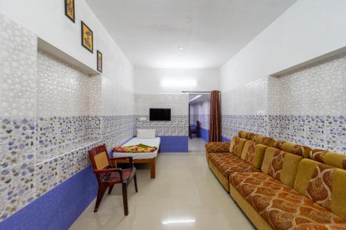 a waiting room with a couch and a table at Sri Nandha Luxury Comforts in Vālpārai