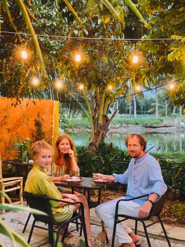 a man and a woman sitting at a table at Laoxao Lakeview Homestay in Hoi An