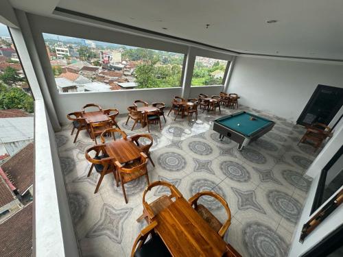 an overhead view of a room with tables and chairs at NURIS HOTEL in Lampung
