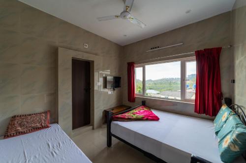En eller flere senge i et værelse på Sri Nandha Luxury Comforts