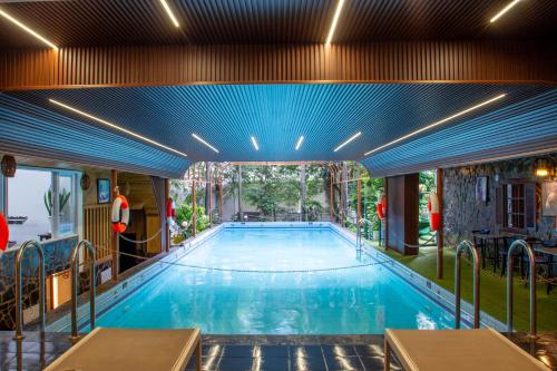 une grande piscine avec un plafond bleu dans l'établissement Royal Hotel Saigon, à Hô-Chi-Minh-Ville