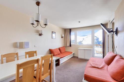 un salon avec un canapé et une table dans l'établissement Résidence Quartier Falaise - maeva Home - 2 pièces 4 pers Confort MAE-5168, à Avoriaz