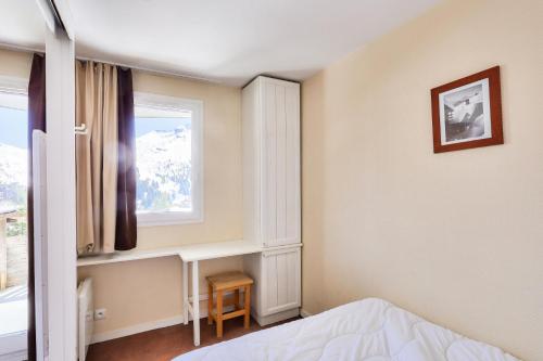 阿沃里亞茲的住宿－Résidence Quartier Falaise - maeva Home - 2 pièces 4 pers Confort 68，一间卧室设有一张床和一个窗口