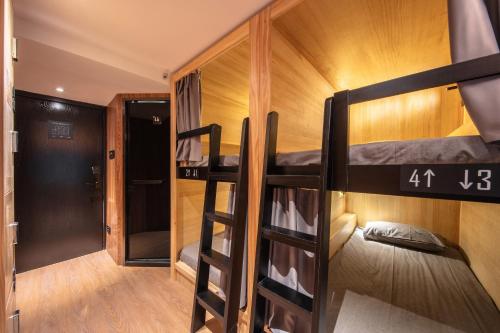 Zimmer mit Etagenbett und 2 Etagenbetten. in der Unterkunft One Forest Youth Hostel - The Bund Branch in Shanghai