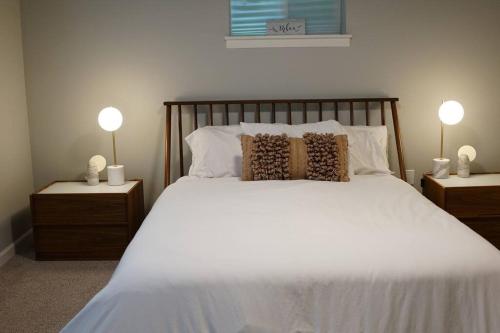 um quarto com uma cama branca com duas mesas de cabeceira em Entire home 3B/3B 2356 sq.ft em Everett