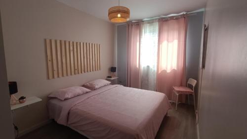 um quarto com uma cama branca e uma janela em Dijon Nobel em Dijon
