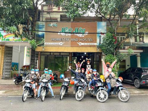 un grupo de personas en motocicleta frente a una tienda en Mộc Mây Homestay, en Ha Giang