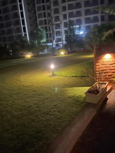 un parque de noche con una luz en el césped en hotel home stay shiv farm, en Gandhinagar