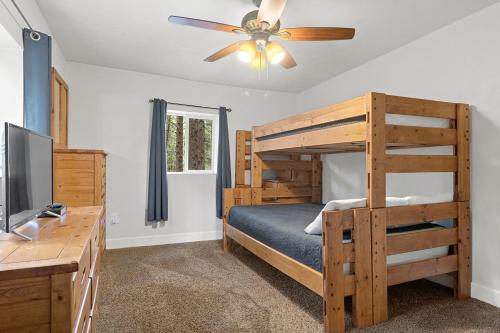 sypialnia z łóżkiem piętrowym i biurkiem w obiekcie The Cozy Cottage w mieście Flagstaff