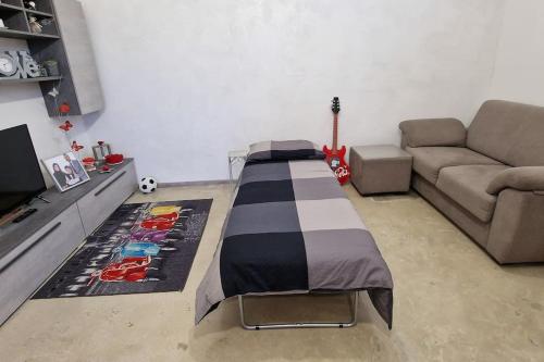 - un salon avec un lit et un canapé dans l'établissement Monolocale piano terra 35mq, à Francavilla al Mare