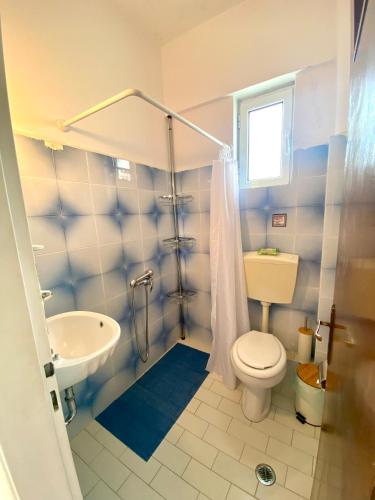 uma casa de banho com um WC e um lavatório em Alexandra Studios em Neos Pirgos