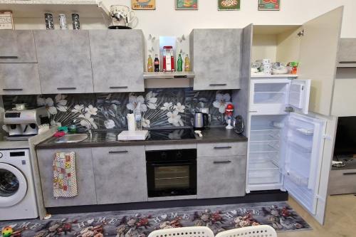 Il comprend une petite cuisine équipée d'une cuisinière et d'un réfrigérateur. dans l'établissement Monolocale piano terra 35mq, à Francavilla al Mare