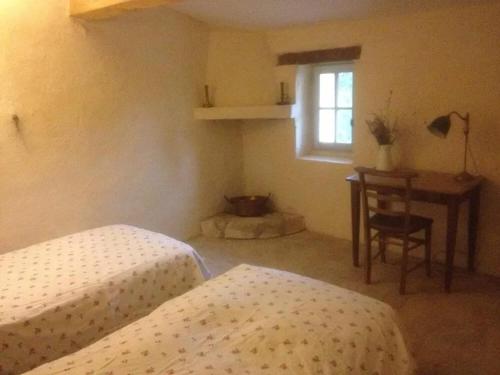 une chambre avec deux lits et une table et une fenêtre dans l'établissement Villa spacieuse à Saint-Saturnin-lès-Apt avec piscine privée 350 m², à Saint-Saturnin-lès-Apt