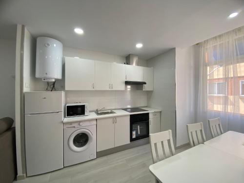 マドリードにあるLa Pilaricaのキッチン(白いキャビネット、洗濯機、乾燥機付)