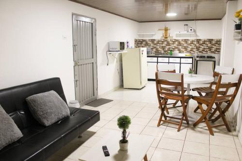 a living room with a couch and a table and a kitchen at Apartaestudio Central con Vista a la Naturaleza in Dosquebradas