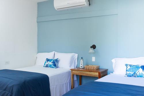 特拉的住宿－Estancia Florencia H#2，蓝色墙壁客房的两张床