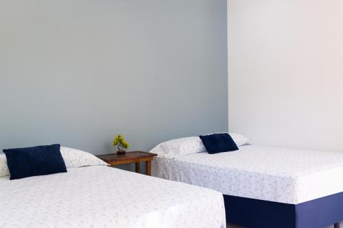 2 Betten nebeneinander in einem Zimmer in der Unterkunft Estancia Florencia H#3 in Tela
