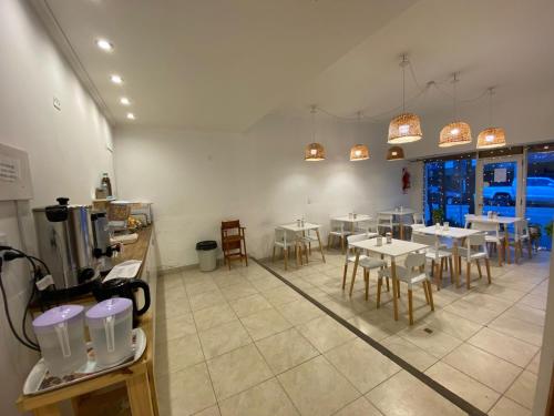 un restaurante con mesas y sillas en una habitación en Hotel Lobo de Mar - Las Heras en Mar del Plata