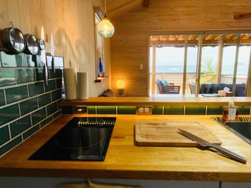 una cocina con encimera y tabla de cortar en PACIFICO SURF HOUSE - by the Sea en Shishikui