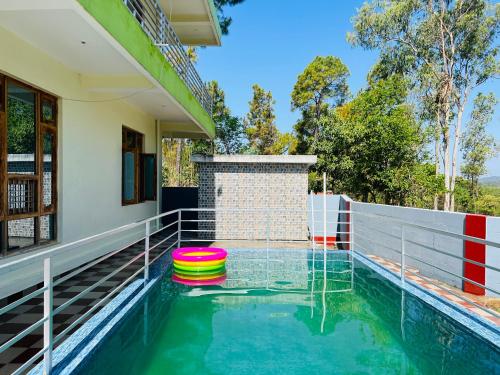 - une piscine dans l'arrière-cour d'une maison dans l'établissement Peaceful stacation in Bilaspur, à Bhakra Dam