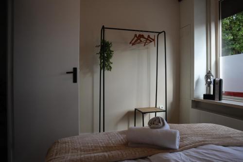um quarto com uma cama e uma janela em De Stadsoase Tilburg em Tilburg