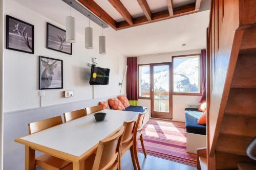 un salon avec une table et un canapé dans l'établissement Résidence Quartier Falaise - maeva Home - Appartement 2 pièces 7 personnes - Sélection MAE-2844, à Avoriaz