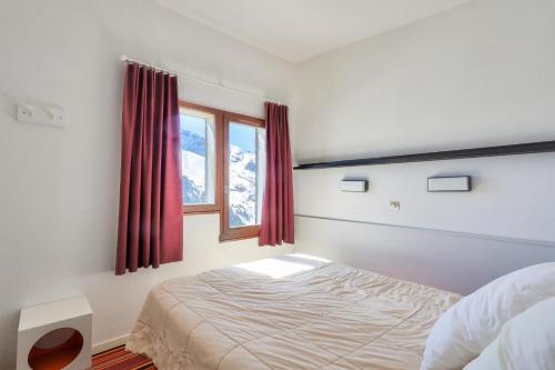 - une chambre avec un lit et une fenêtre dans l'établissement Résidence Quartier Falaise - maeva Home - Appartement 2 pièces 7 personnes 844, à Avoriaz
