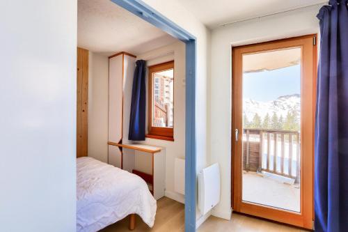 a bedroom with a bed and a window at Résidence Quartier Falaise - maeva Home - Appartement 2 pièces 7 personnes 454 in Avoriaz