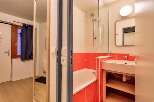 a bathroom with a tub and a sink and a shower at Résidence Quartier Falaise - maeva Home - Appartement 2 pièces 7 personnes 454 in Avoriaz