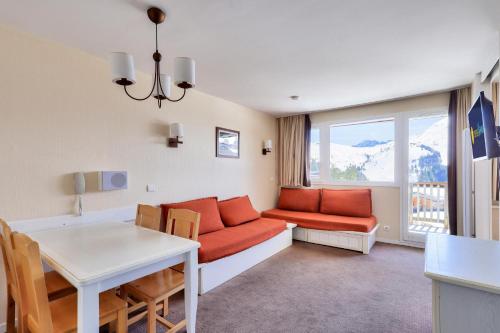 un salon avec un canapé et une table dans l'établissement Résidence Quartier Falaise - maeva Home - Appartement 2 pièces 5 personnes - Sélection MAE-1754, à Avoriaz