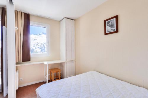 - une chambre avec un lit et une fenêtre dans l'établissement Résidence Quartier Falaise - maeva Home - Appartement 2 pièces 4 personnes 754, à Avoriaz