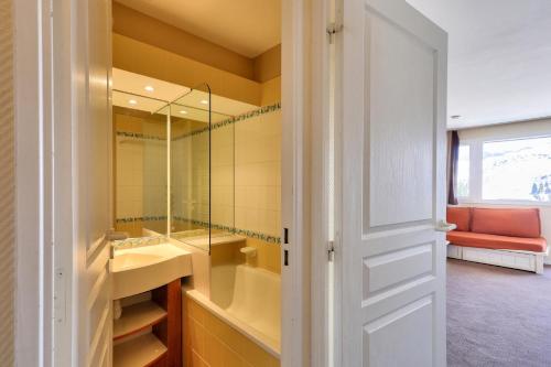 La salle de bains est pourvue d'un lavabo et d'un miroir. dans l'établissement Résidence Quartier Falaise - maeva Home - Appartement 2 pièces 4 personnes 754, à Avoriaz