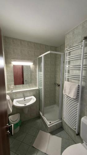 a bathroom with a shower and a sink at Aranypart Szálló-Közösségi Szálláshely in Siófok
