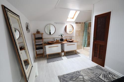 a bathroom with a sink and a mirror at M&A maison de campagne/ Disney/Paris/Wifi/Jeux in Croissy-Beaubourg