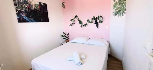 - une chambre avec un lit blanc et une serviette blanche dans l'établissement Village Pont Royal en Provence - maeva Home - Appartement charmant et climatisé 2 pièces 4 personnes - Prestige - super Home MAE-3364, à Mallemort