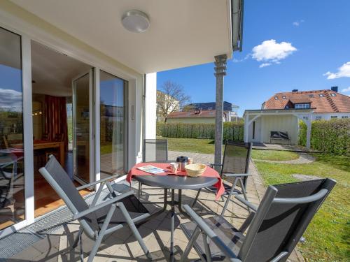 patio con mesa y sillas en el balcón en Haus Möwe - Apt. 02 en Ostseebad Sellin