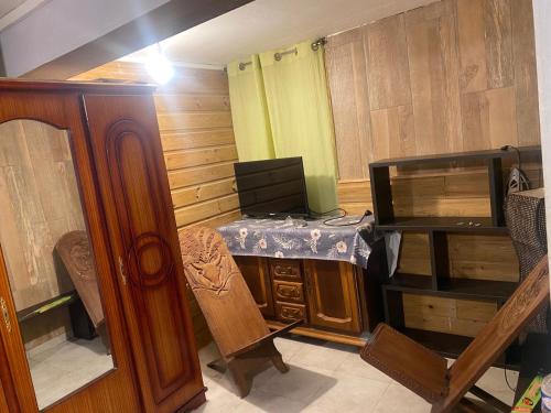 Dieses Zimmer verfügt über einen Schreibtisch und einen TV. in der Unterkunft Studio Bandrélé in Bandrélé