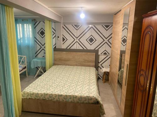 - une petite chambre avec un lit et un mur dans l'établissement Studio Bandrélé, à Bandrélé