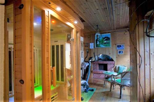 Habitación con chimenea en una casa de madera en Green Inn Homestead With Sauna, en Dravograd