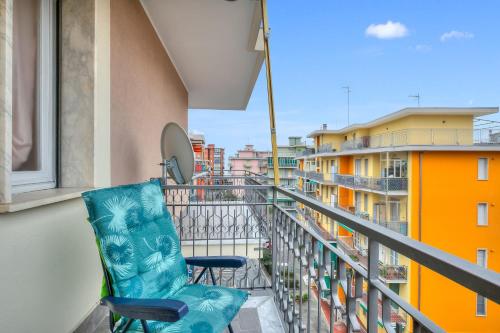 einen Balkon mit 2 Stühlen und Stadtblick in der Unterkunft Il Rifugio - Town Center - Happy Rentals in Borghetto Santo Spirito