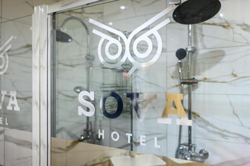 uma vitrine com uma placa de hotel no Soho em Turistické ubytovanie Sova em Ždiar